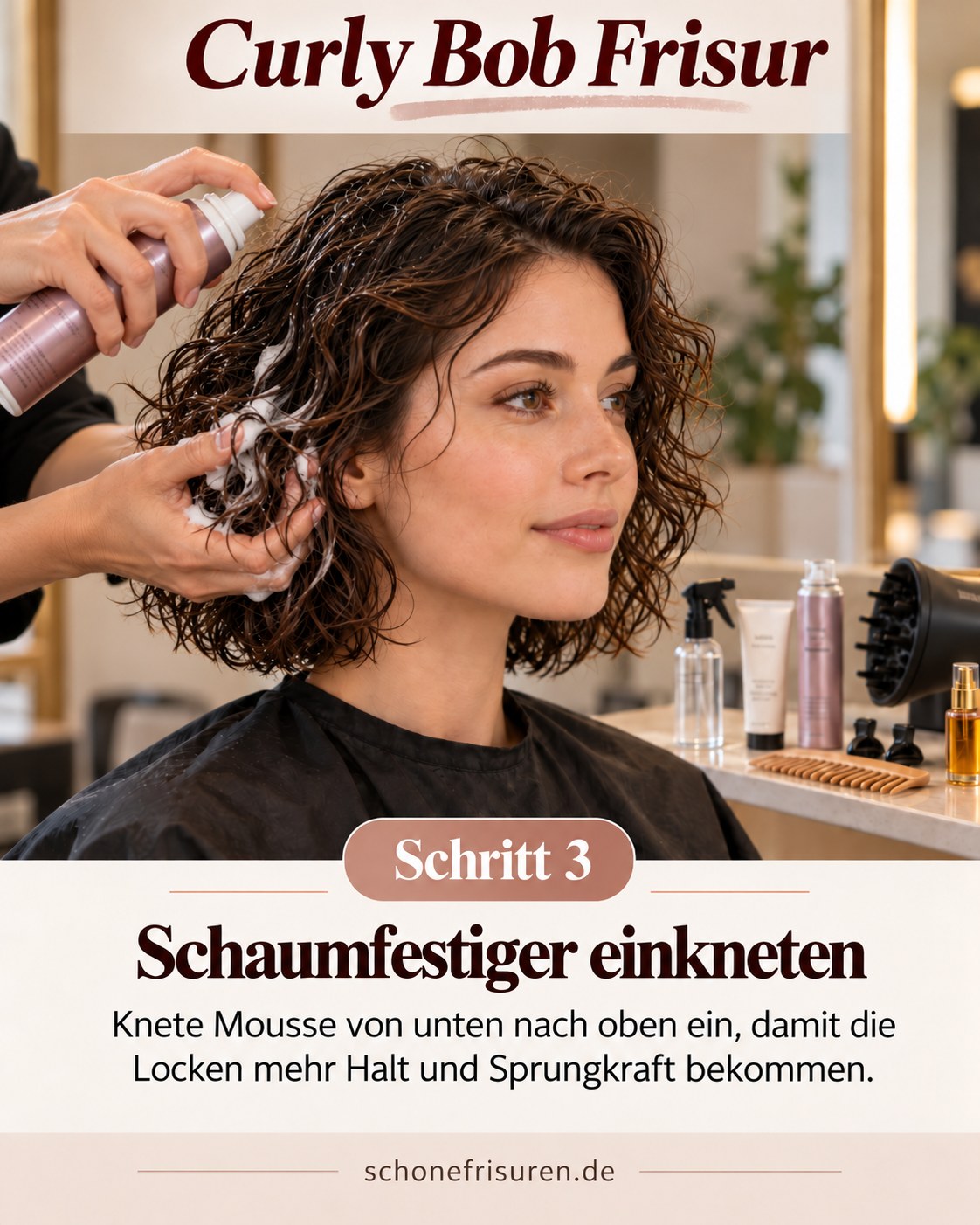 Curly Bob Frisur beim Einkneten von Schaumfestiger für mehr Sprungkraft