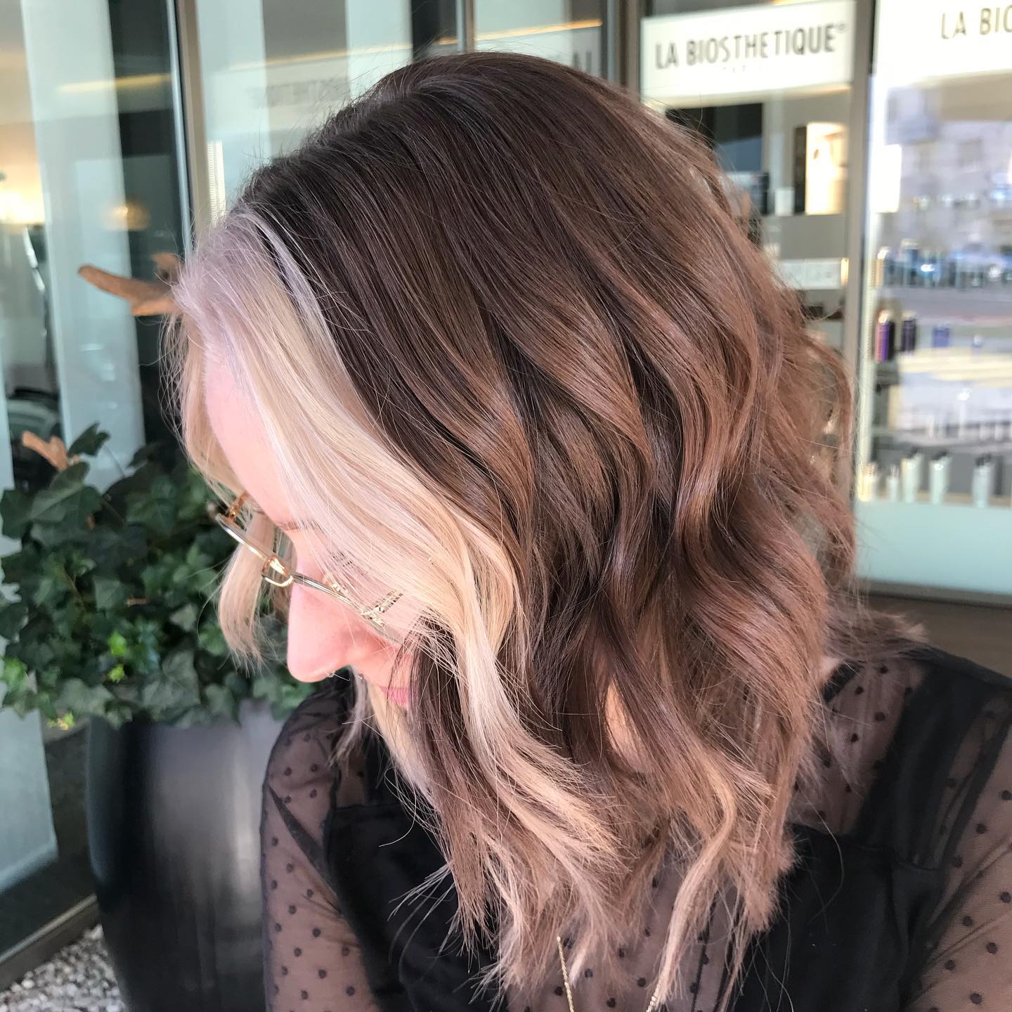 dunkle haare mit blonden strähnen