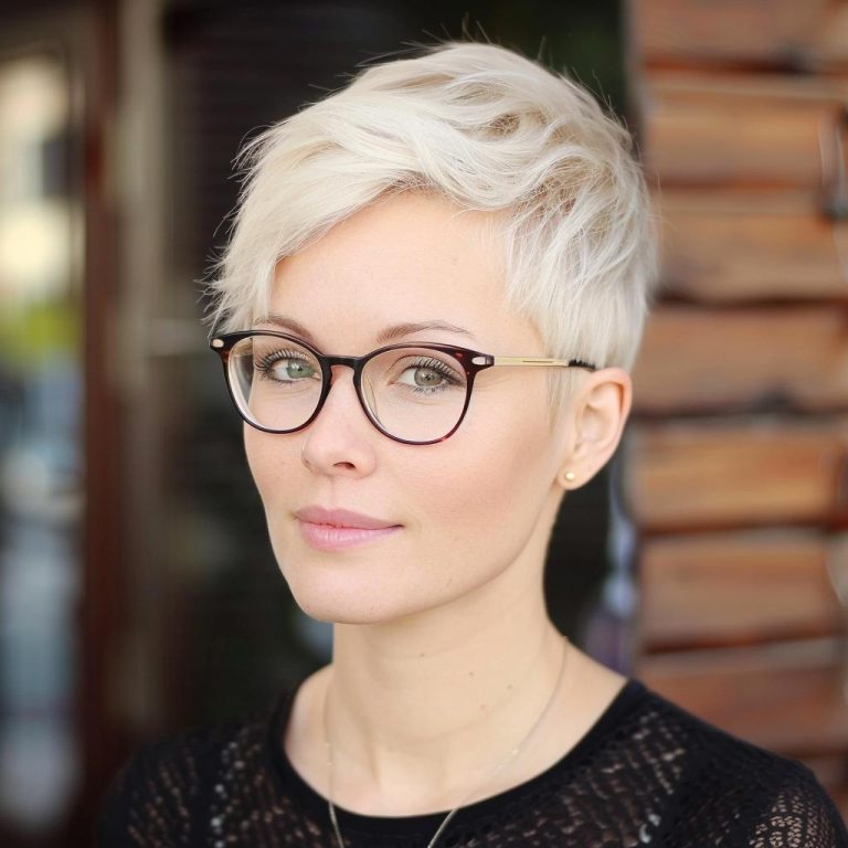 32 Mutige und Stilvolle Frisuren für Frauen ab 60 mit Brille
