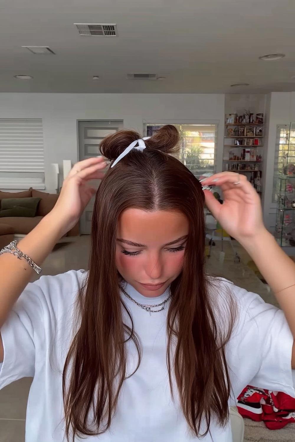 Half-Up mit weißem Band