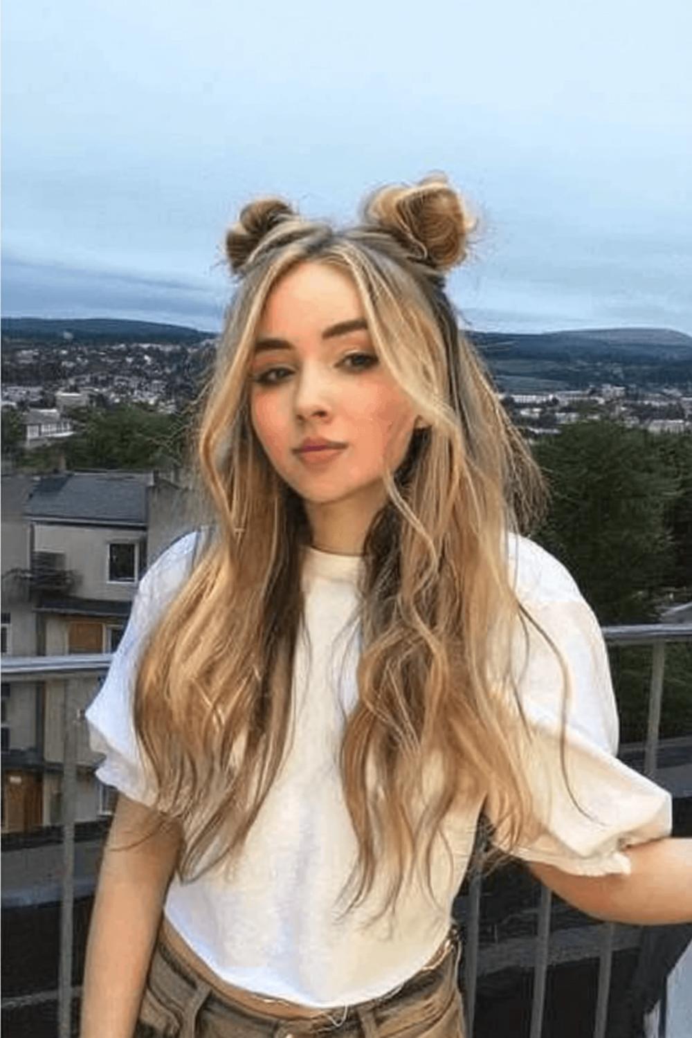 Space Buns mit Wellenhaaren