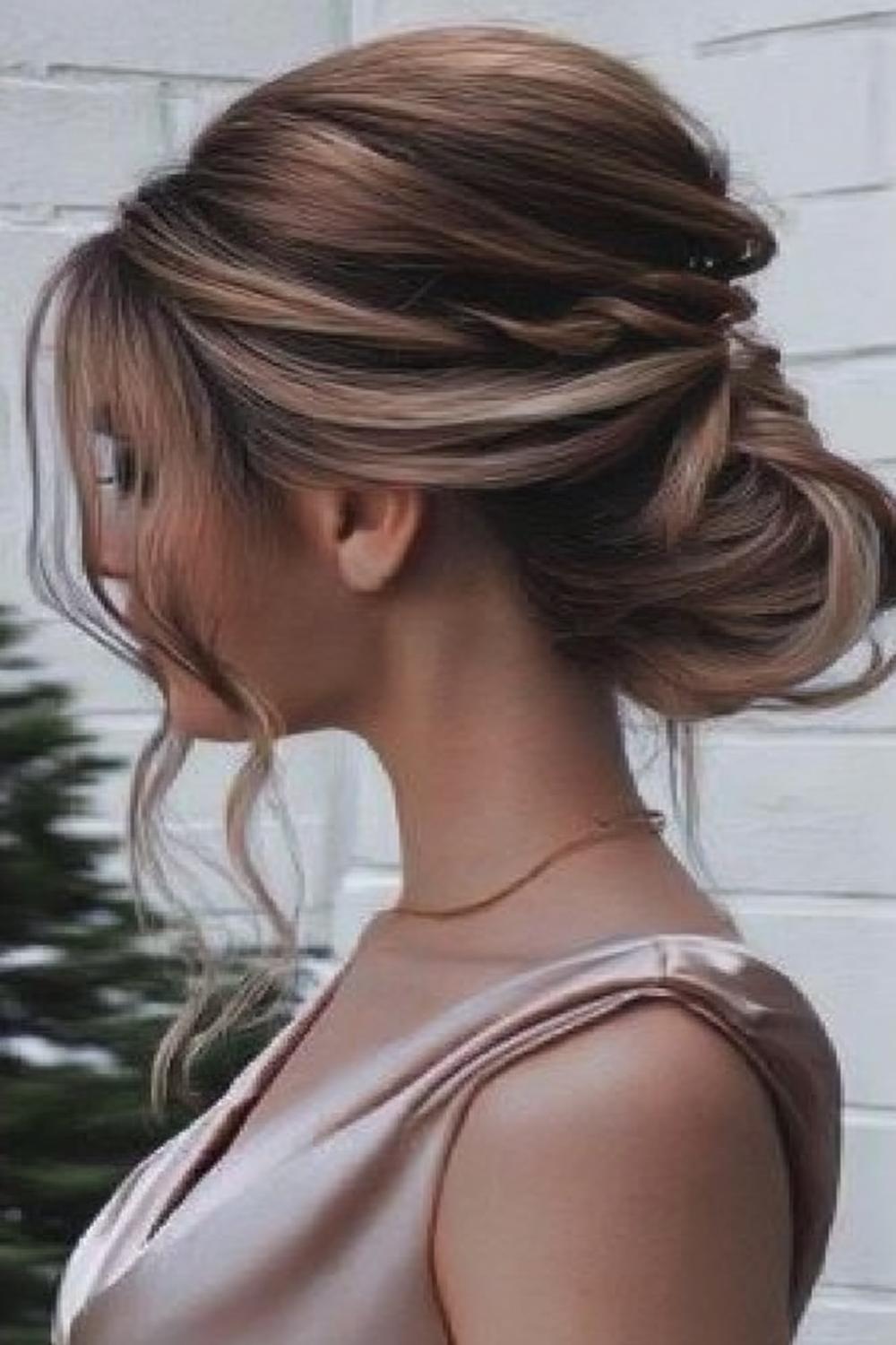 Seitlicher Dutt mit Flechtdetail