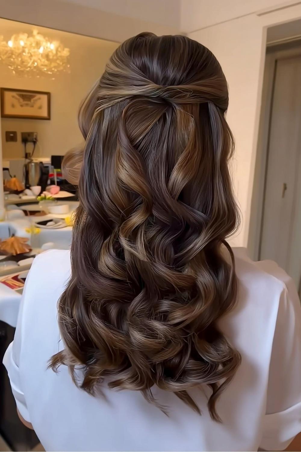 Kunstvolle Locken-Hochsteckfrisur